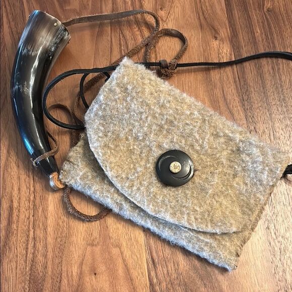 Fabric Bag with Horn Hanging - Picture 4 of 6